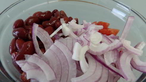 салат с тунцом и красной фасолью