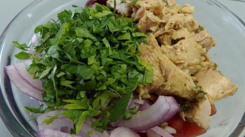 салат с тунцом и красной фасолью