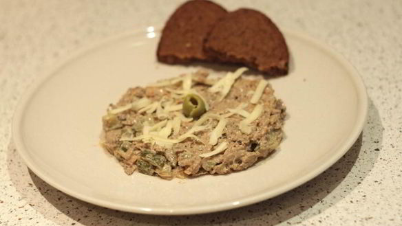 Рецепт Салата с вареной печенью и солеными огурцами