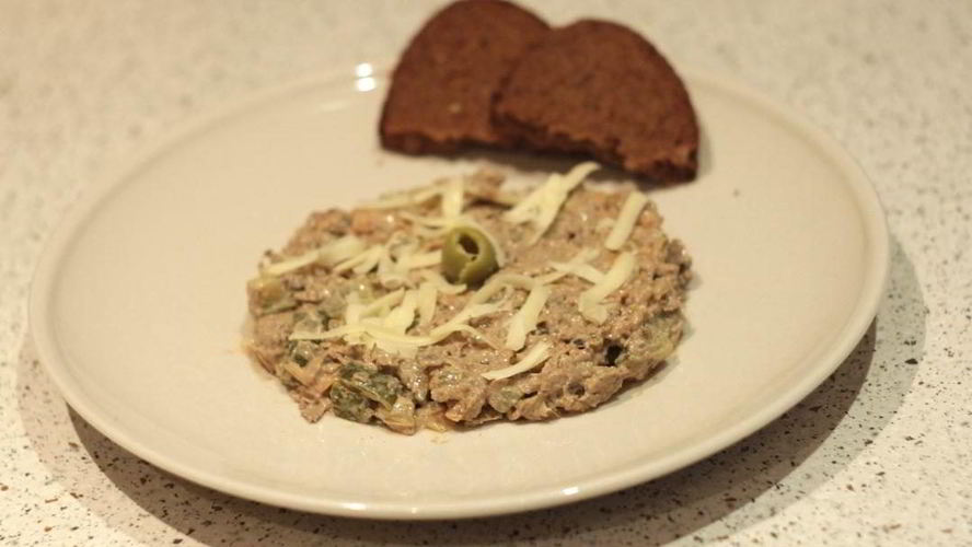 Рецепт салата с вареной печенью и солеными огурцами