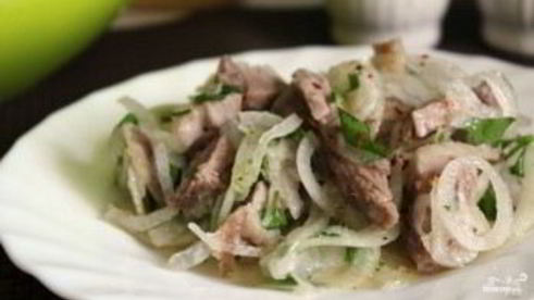 салат со свининой и луком