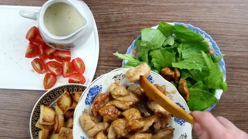 салат цезарь классический с курицей
