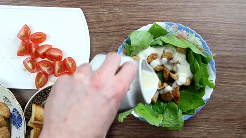 салат цезарь классический с курицей