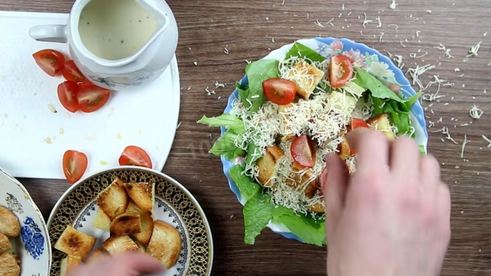 салат цезарь классический с курицей