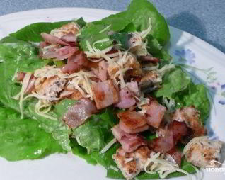 Салат Цезарь с беконом