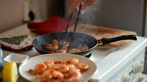 салат цезарь с креветками