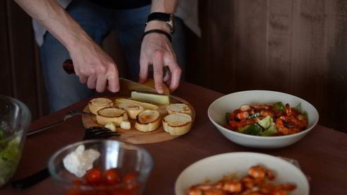 салат цезарь с креветками