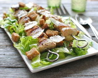 Салат Цезарь с курицей гриль