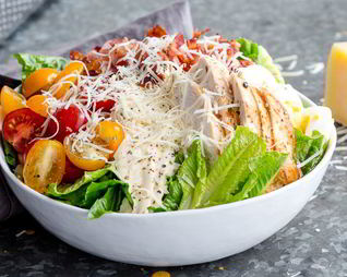 Салат цезарь с курицей и беконом