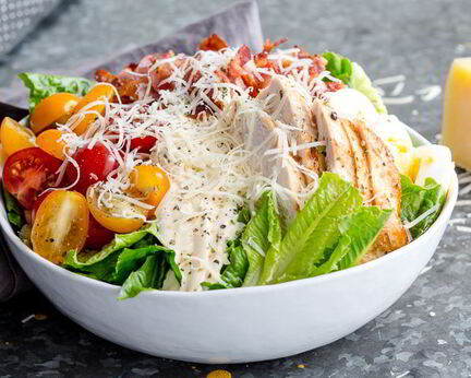 Салат цезарь с курицей и беконом