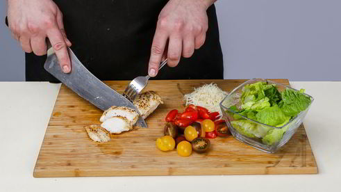 салат цезарь с курицей и беконом