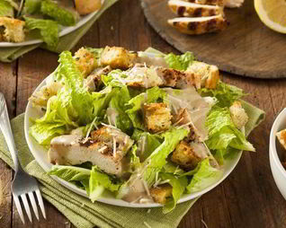Салат цезарь с курицей и гренками