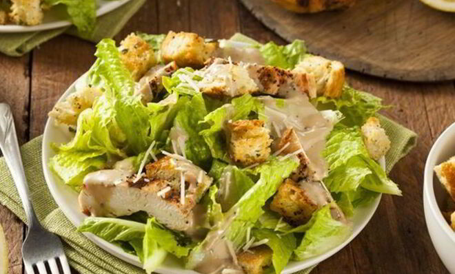 Салат цезарь с курицей и гренками