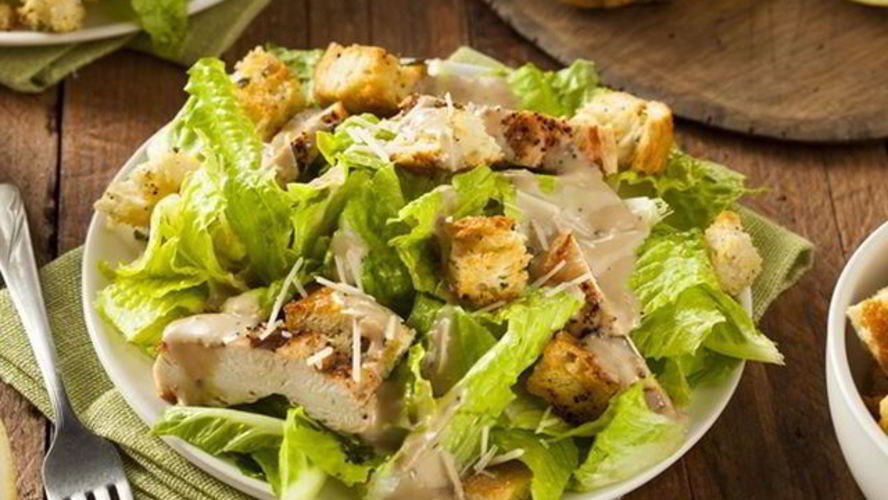 Рецепт салата цезарь с курицей и гренками