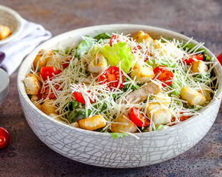 Салат Цезарь с курицей