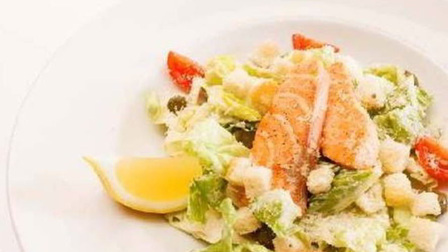 Рецепт салата цезарь с лососем