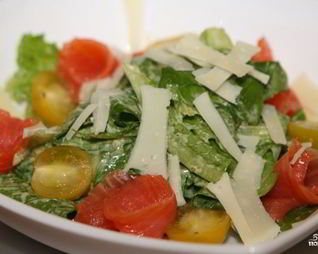 Салат Цезарь с рыбой