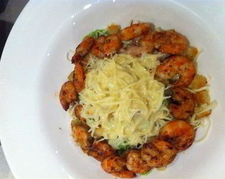 Салат Цезарь с жареными креветками и чесночными гренками