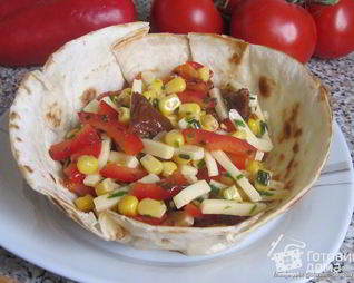 Салат в миске из мексиканского лаваша