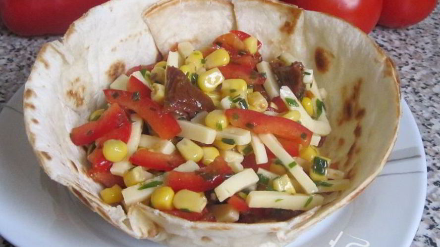 Рецепт салата в миске из мексиканского лаваша