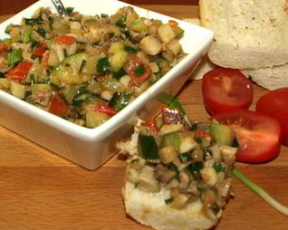 Теплый салат из цукини, грибов, помидор черри, зеленого лука