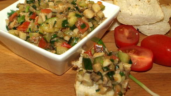 Рецепт Теплого салата из цукини, грибов, помидор черри, зеленого лука