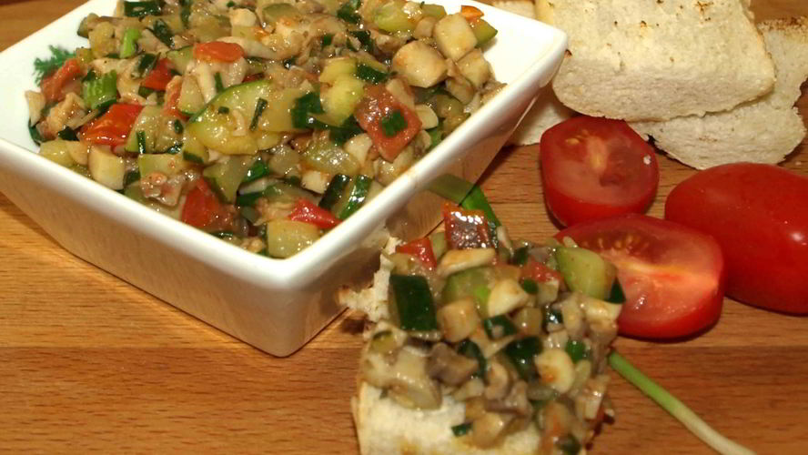 Рецепт теплого салата из цукини, грибов, помидор черри, зеленого лука