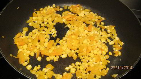 теплый салат с кускусом и овощами