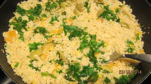 теплый салат с кускусом и овощами