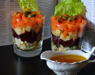 Винегрет в стакане с маринованными боровиками