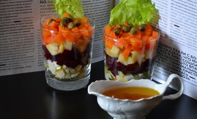 Винегрет в стакане с маринованными боровиками