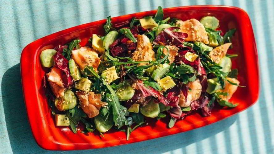 Рецепт зеленого салата с лососем татаки