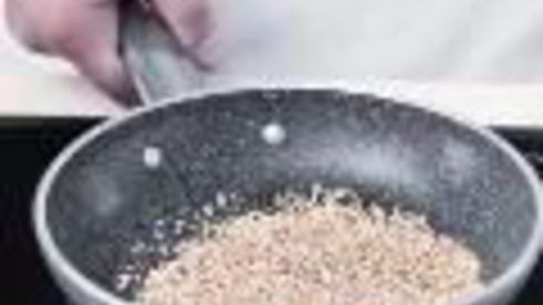 зеленый салат с лососем татаки