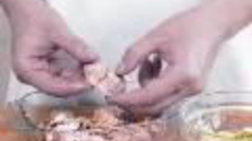 зеленый салат с лососем татаки