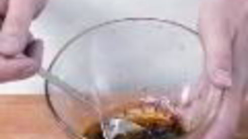 зеленый салат с лососем татаки