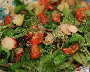 Зеленый салат с редиской, помело и помидорами черри