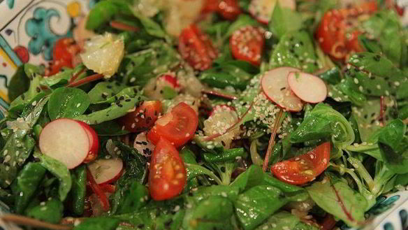 Рецепт Зеленого салата с редиской, помело и помидорами черри