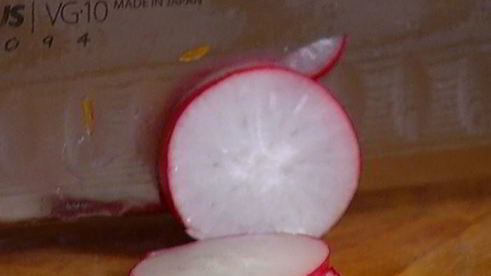 зеленый салат с редиской, помело и помидорами черри