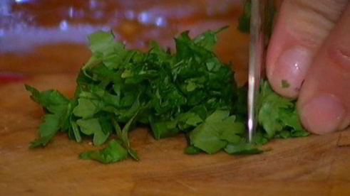 зеленый салат с редиской, помело и помидорами черри