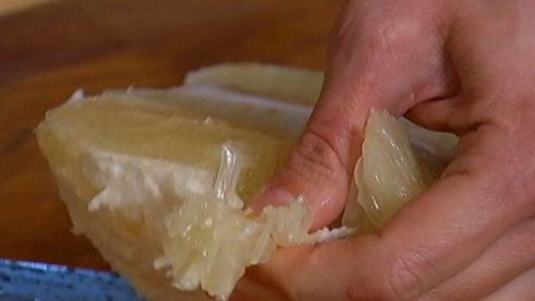 зеленый салат с редиской, помело и помидорами черри