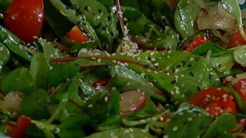 зеленый салат с редиской, помело и помидорами черри