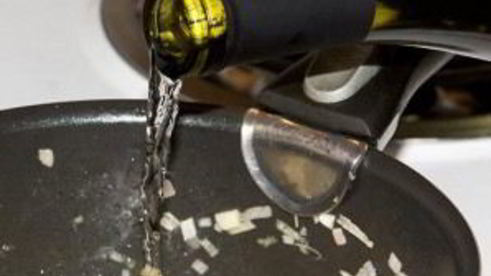 соус для рыбы из вина, масла и каперсов