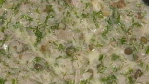 соус для рыбы из вина, масла и каперсов