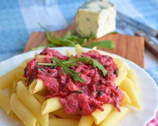 Соус из свеклы и голубого сыра к пасте