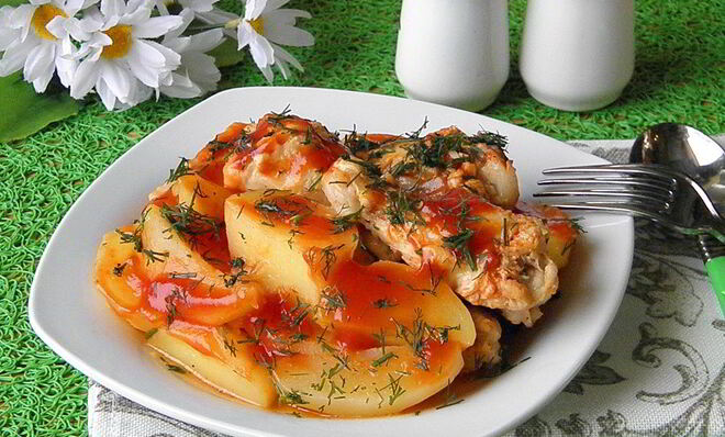 Соус с курицей и картошкой