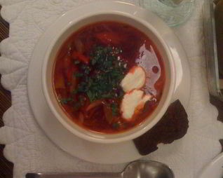 Борщ с черными гренками и чесноком