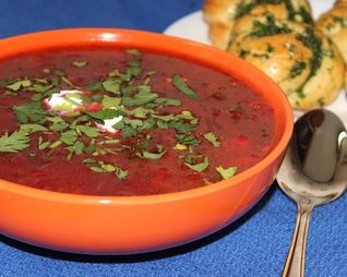 Борщ со свекольной ботвой и чесночными булочками