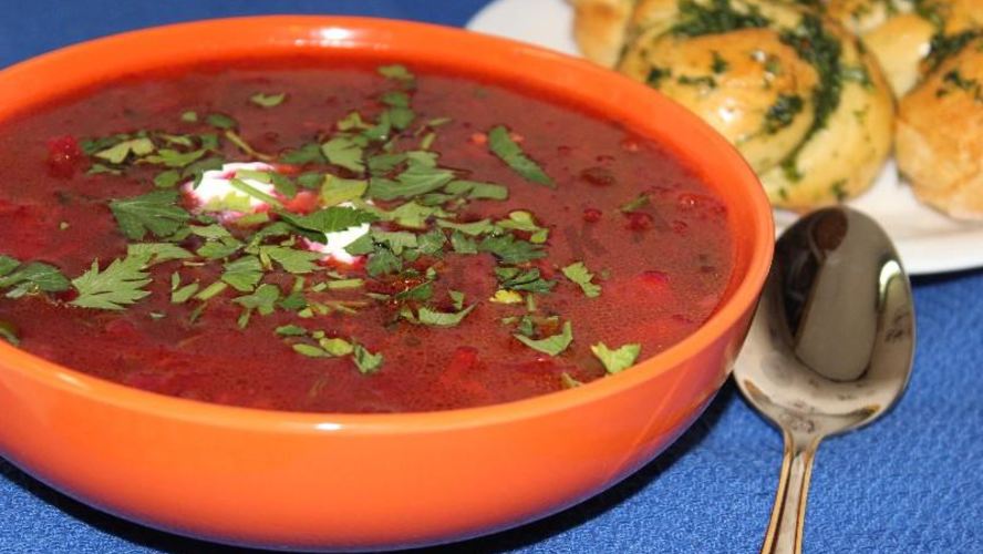 Рецепт борща со свекольной ботвой и чесночными булочками