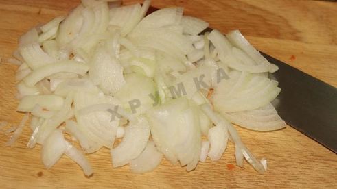 борщ со свекольной ботвой и чесночными булочками