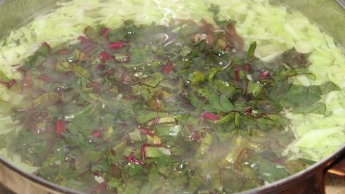 борщ со свекольной ботвой и чесночными булочками